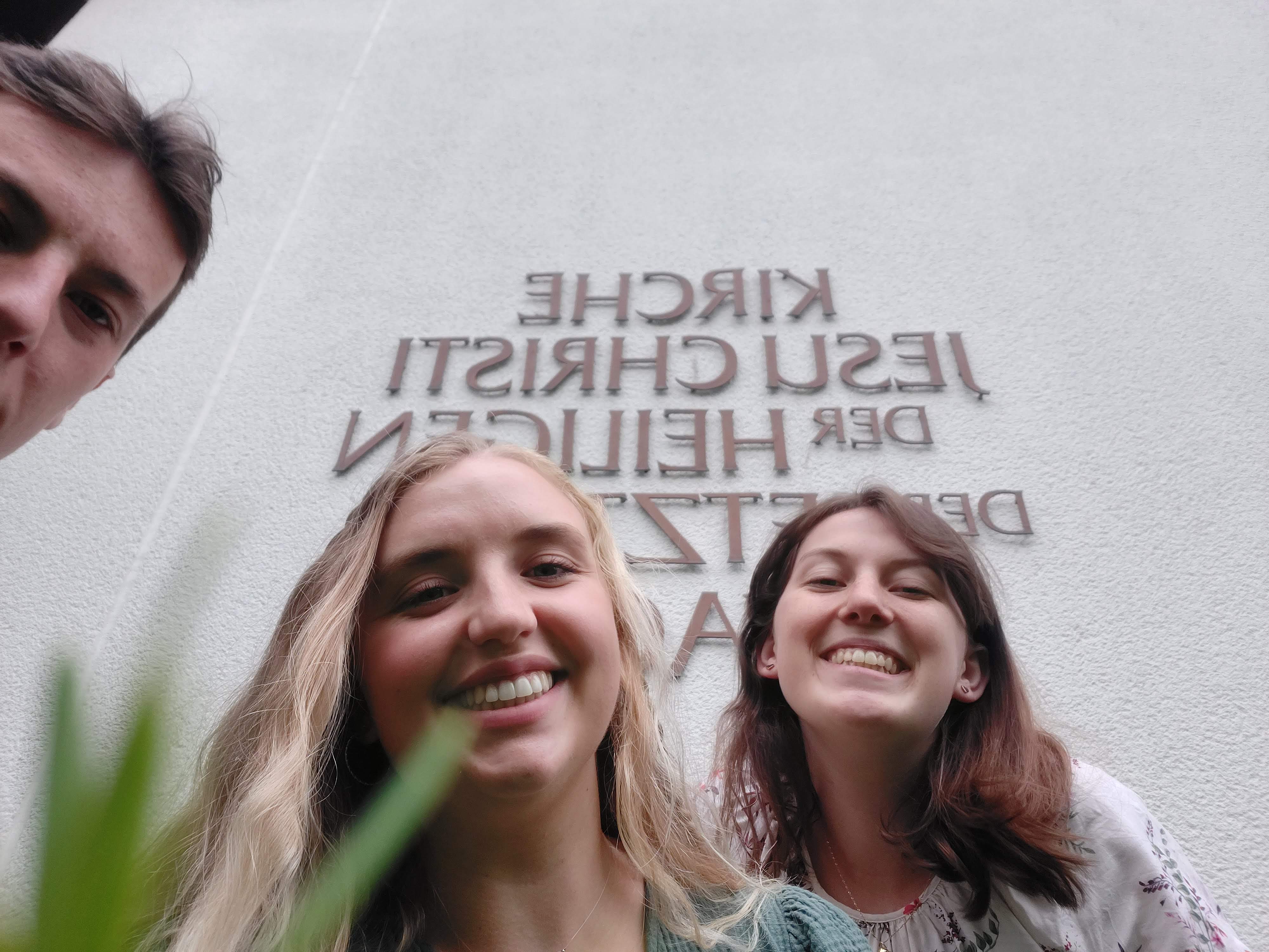 companions photobomb